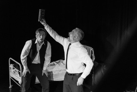 Spektakl "Pamięć głębinowa" w Miejskiej Bibliotece Publicznej im. J. Śniegonia